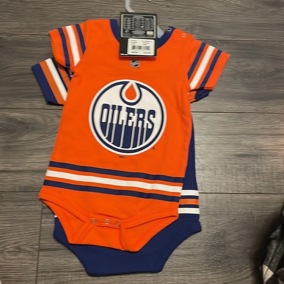 2 Piece Bodysuit Set(18 months) PLUS Teddy Bear night light - Picture 3 of 4